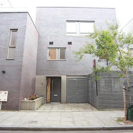 Spacious 3-Story Retreat With Rooftop Terrace And Modern Amenities Londra Esterno foto