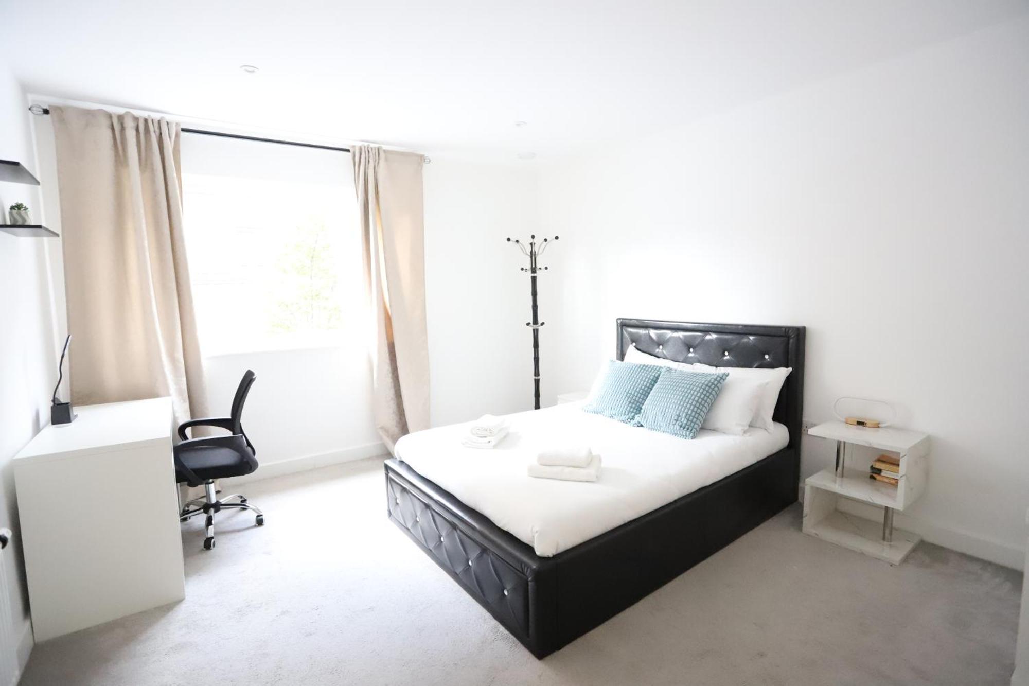 Spacious 3-Story Retreat With Rooftop Terrace And Modern Amenities Londra Esterno foto