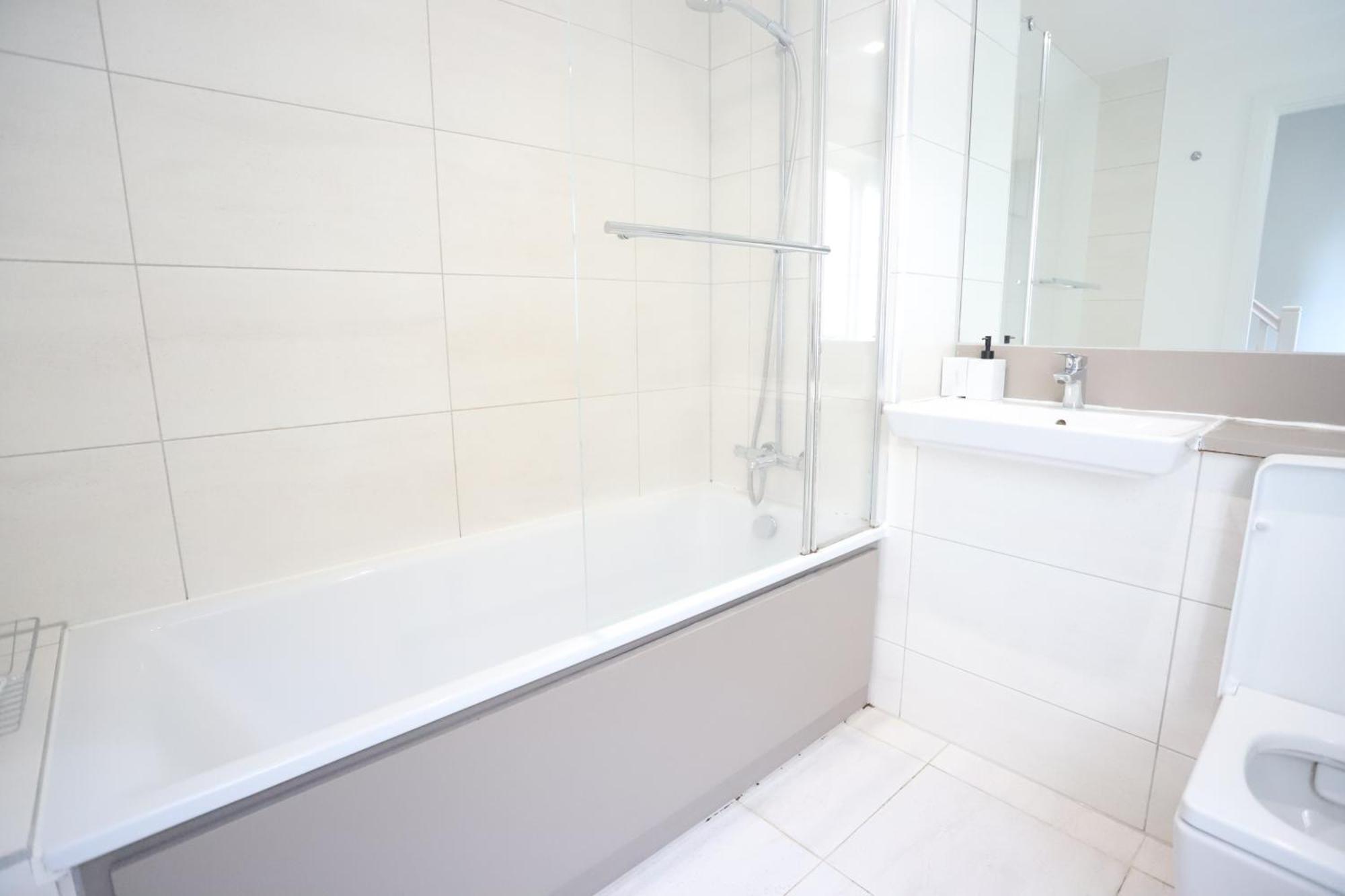 Spacious 3-Story Retreat With Rooftop Terrace And Modern Amenities Londra Esterno foto