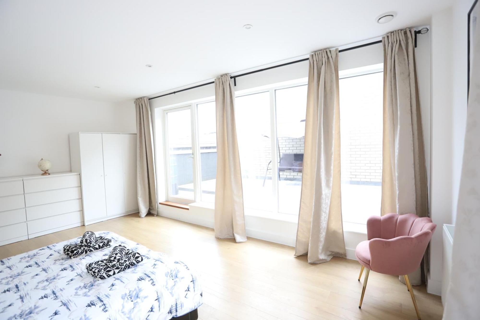 Spacious 3-Story Retreat With Rooftop Terrace And Modern Amenities Londra Esterno foto