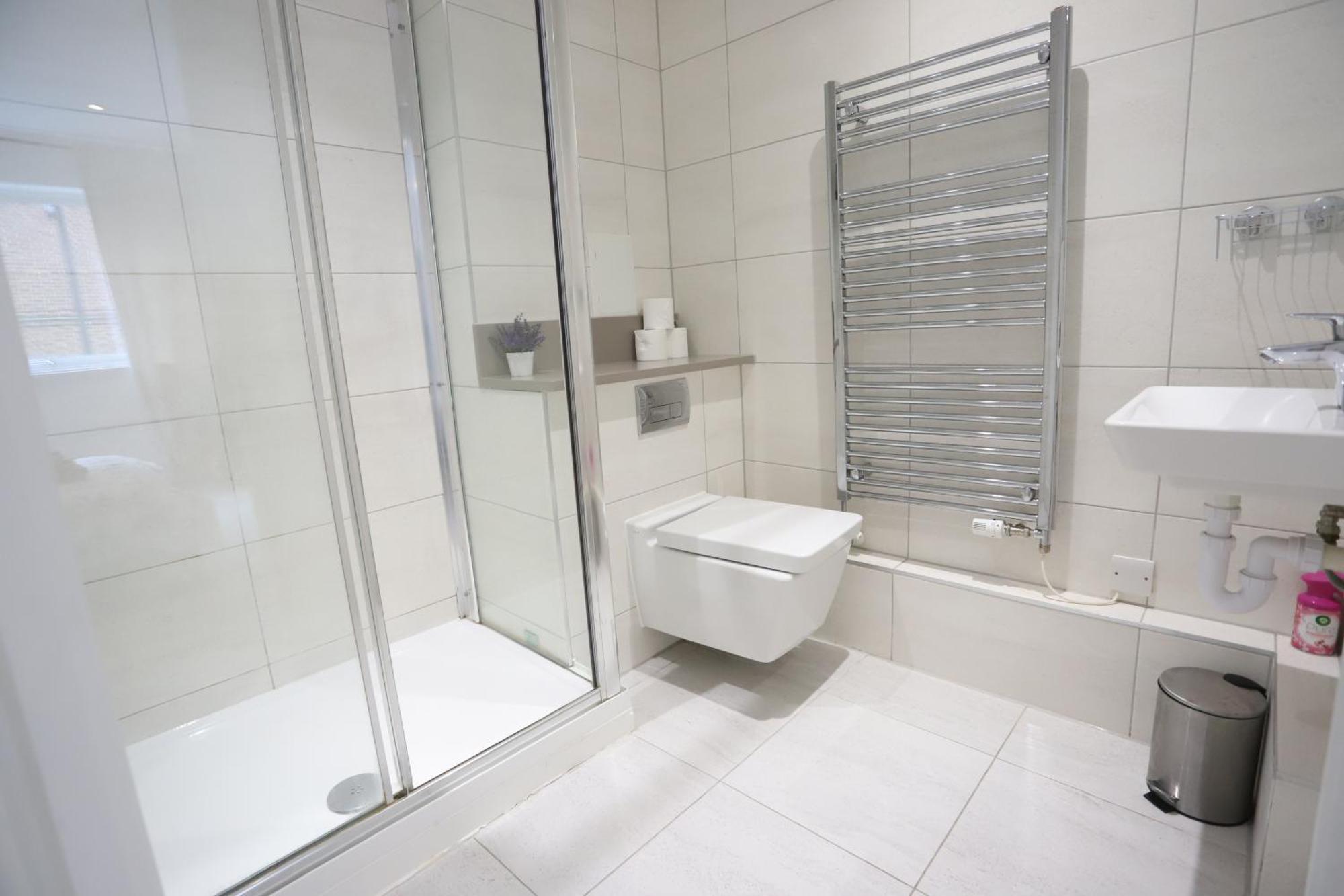 Spacious 3-Story Retreat With Rooftop Terrace And Modern Amenities Londra Esterno foto