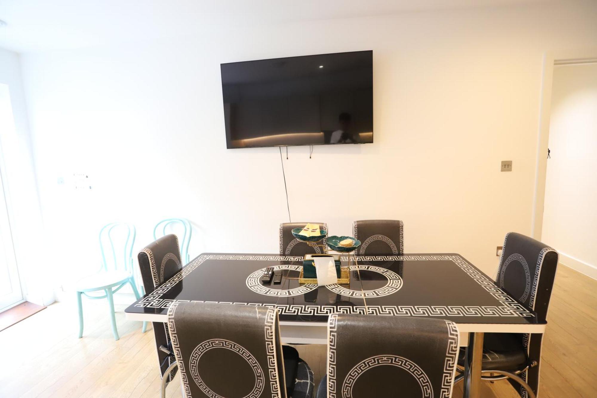 Spacious 3-Story Retreat With Rooftop Terrace And Modern Amenities Londra Esterno foto