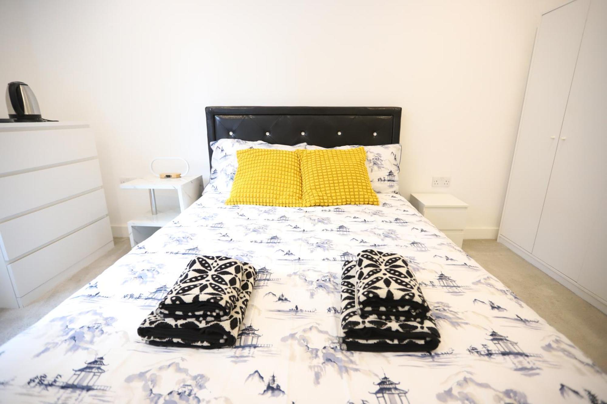 Spacious 3-Story Retreat With Rooftop Terrace And Modern Amenities Londra Esterno foto