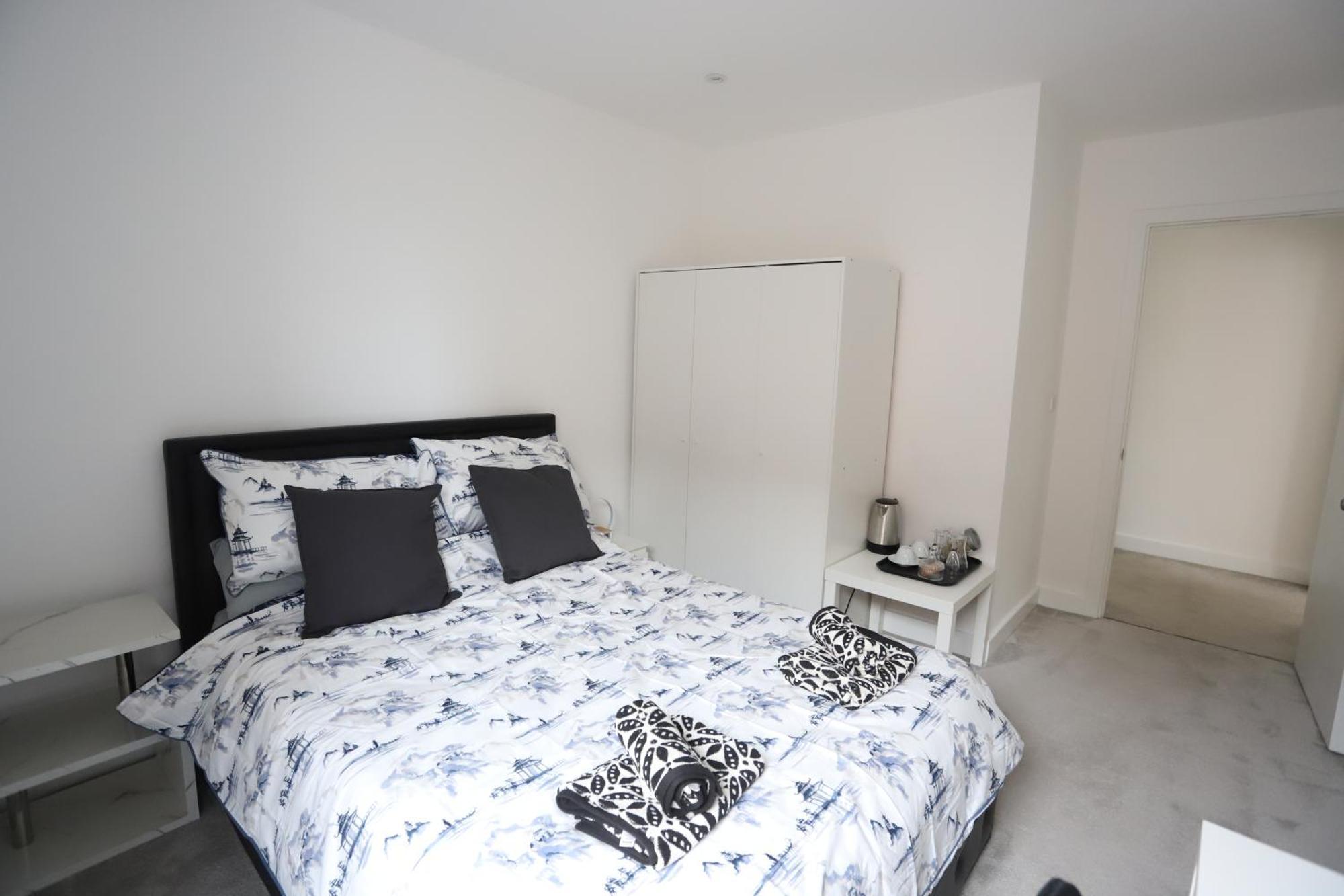 Spacious 3-Story Retreat With Rooftop Terrace And Modern Amenities Londra Esterno foto
