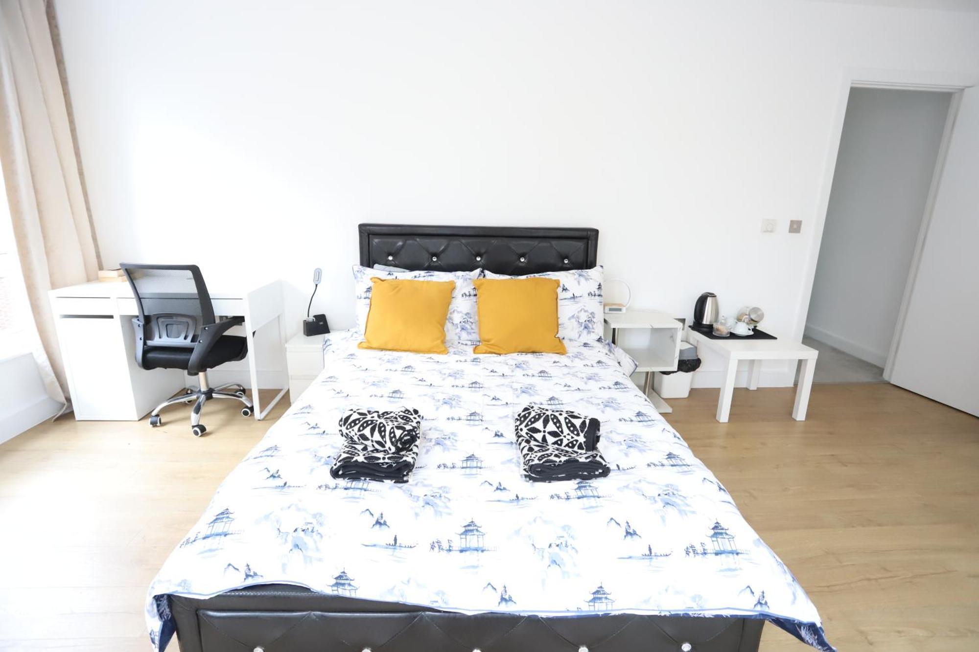 Spacious 3-Story Retreat With Rooftop Terrace And Modern Amenities Londra Esterno foto