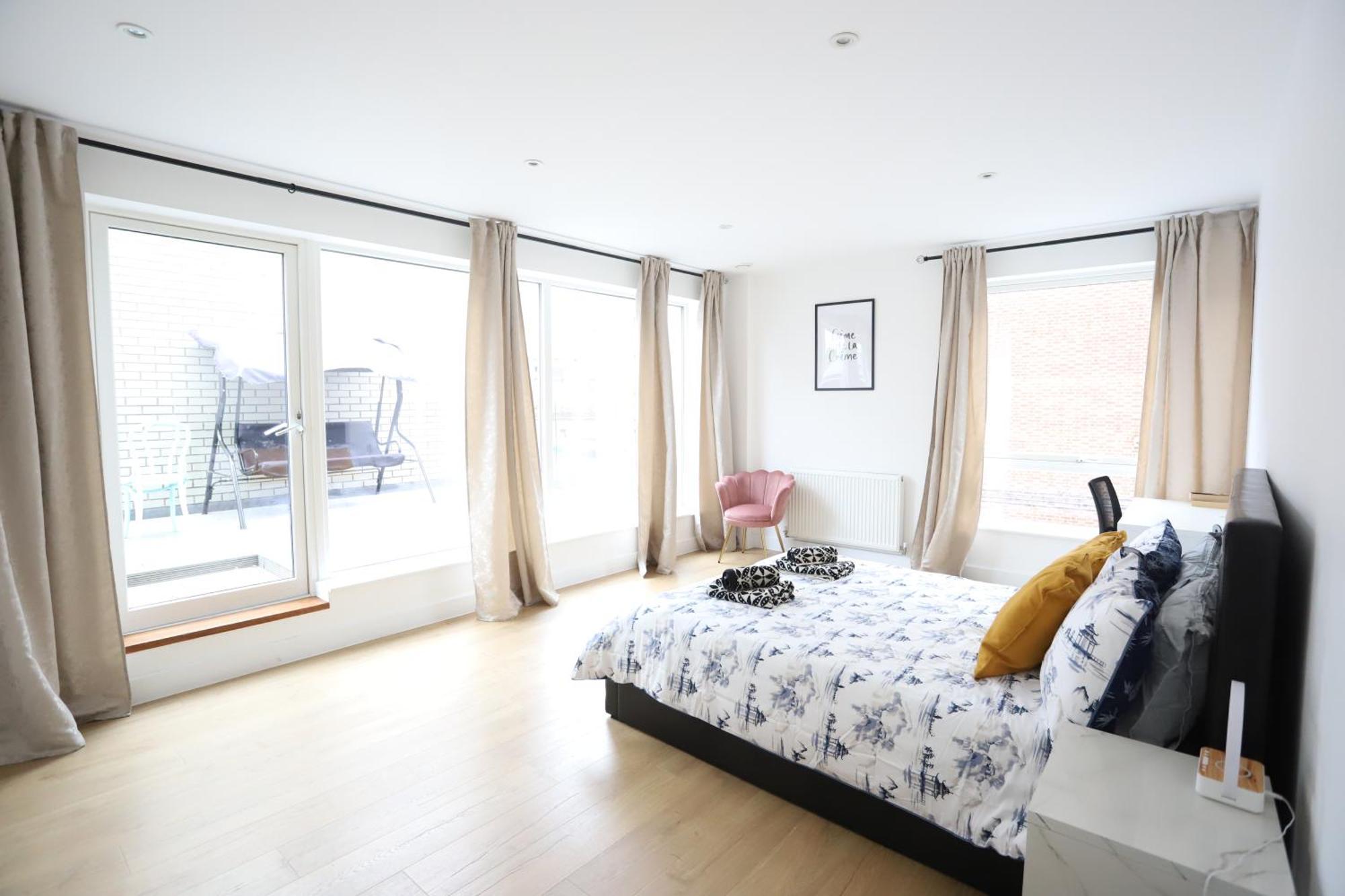 Spacious 3-Story Retreat With Rooftop Terrace And Modern Amenities Londra Esterno foto