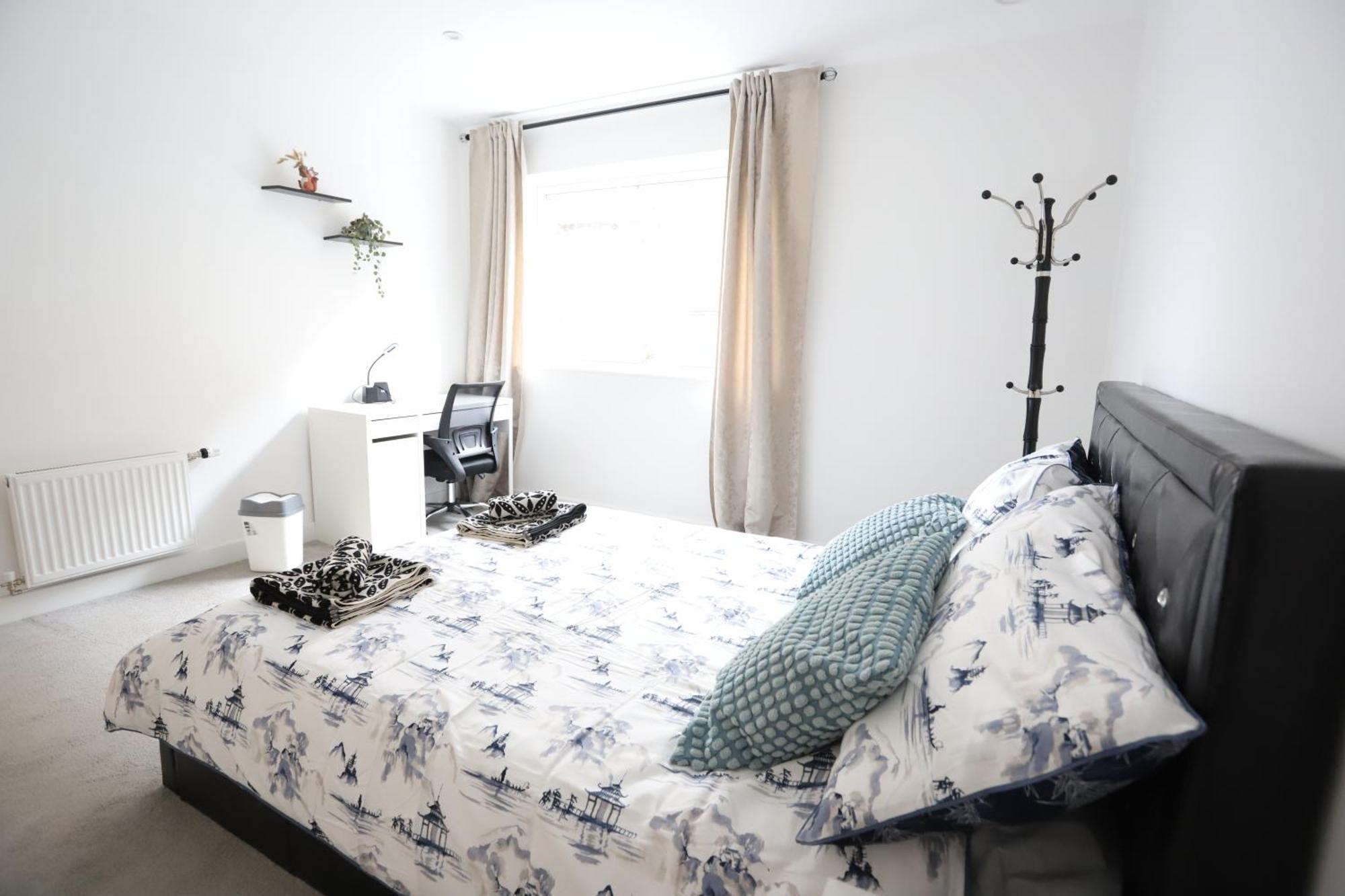 Spacious 3-Story Retreat With Rooftop Terrace And Modern Amenities Londra Esterno foto