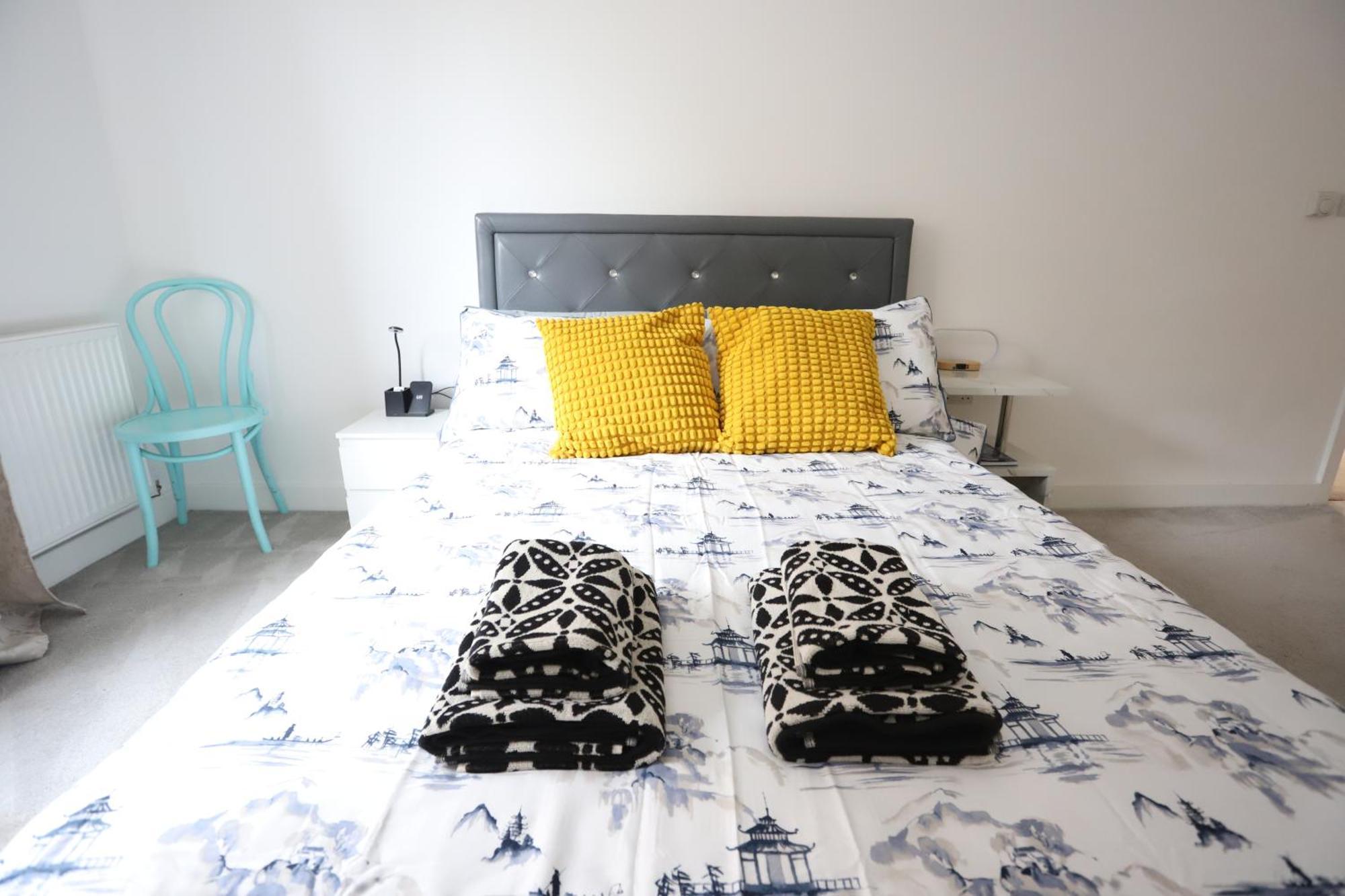 Spacious 3-Story Retreat With Rooftop Terrace And Modern Amenities Londra Esterno foto