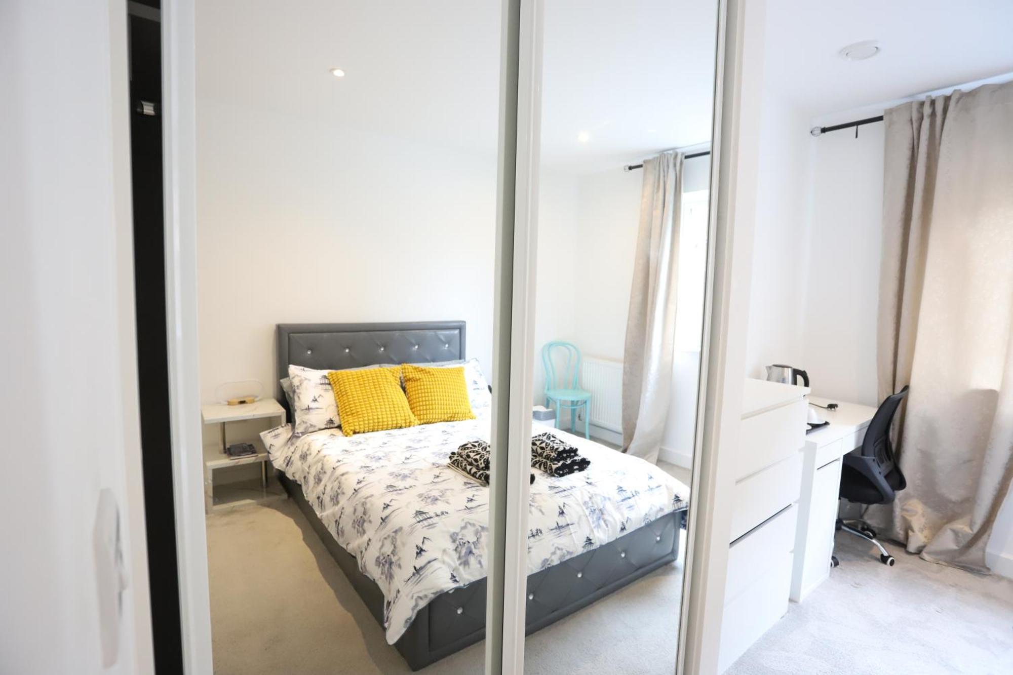 Spacious 3-Story Retreat With Rooftop Terrace And Modern Amenities Londra Esterno foto