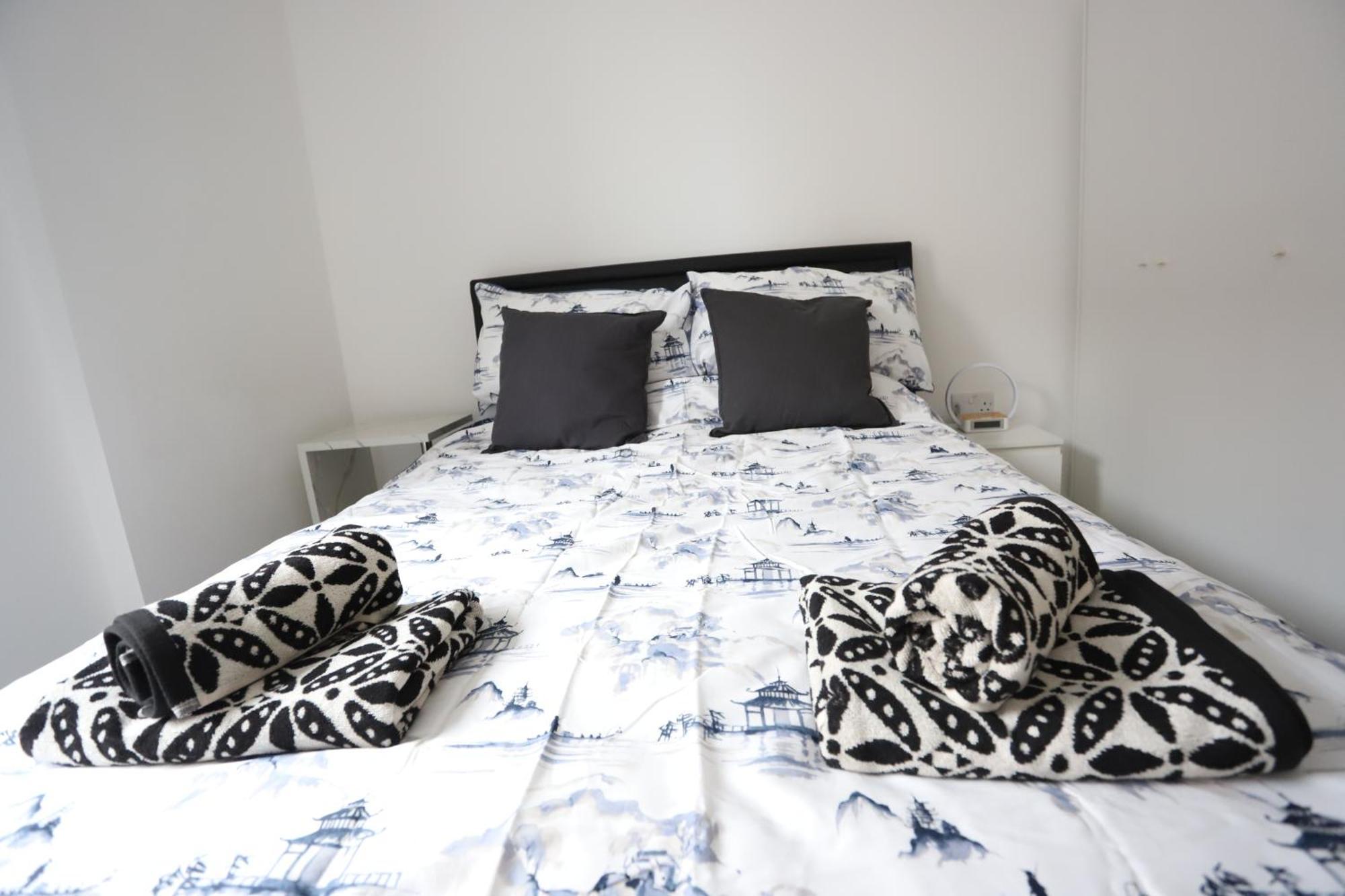Spacious 3-Story Retreat With Rooftop Terrace And Modern Amenities Londra Esterno foto