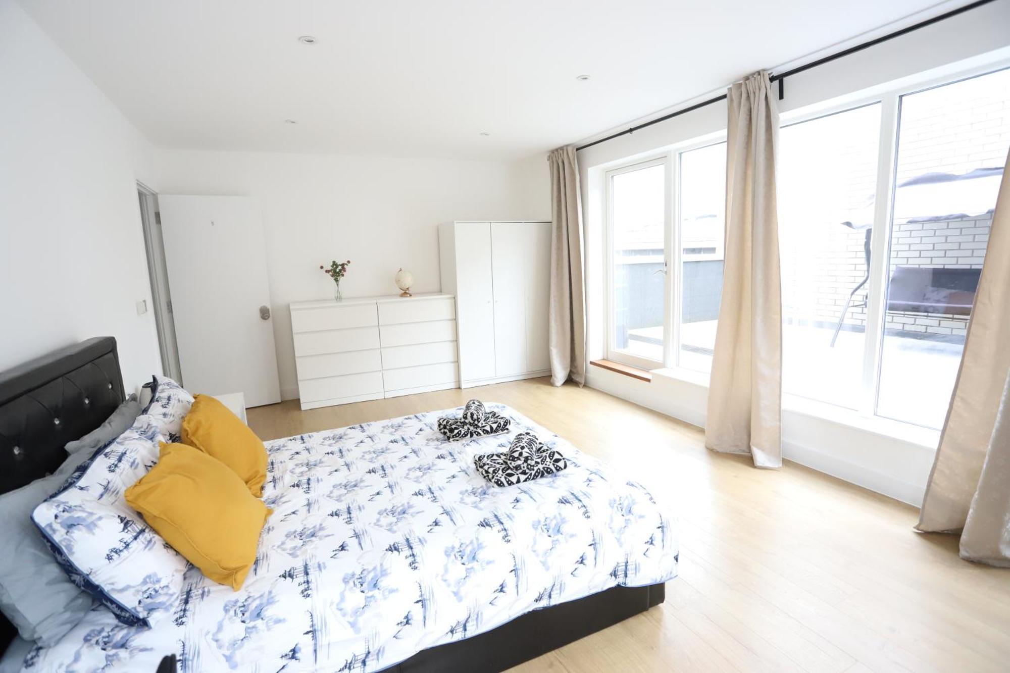 Spacious 3-Story Retreat With Rooftop Terrace And Modern Amenities Londra Esterno foto