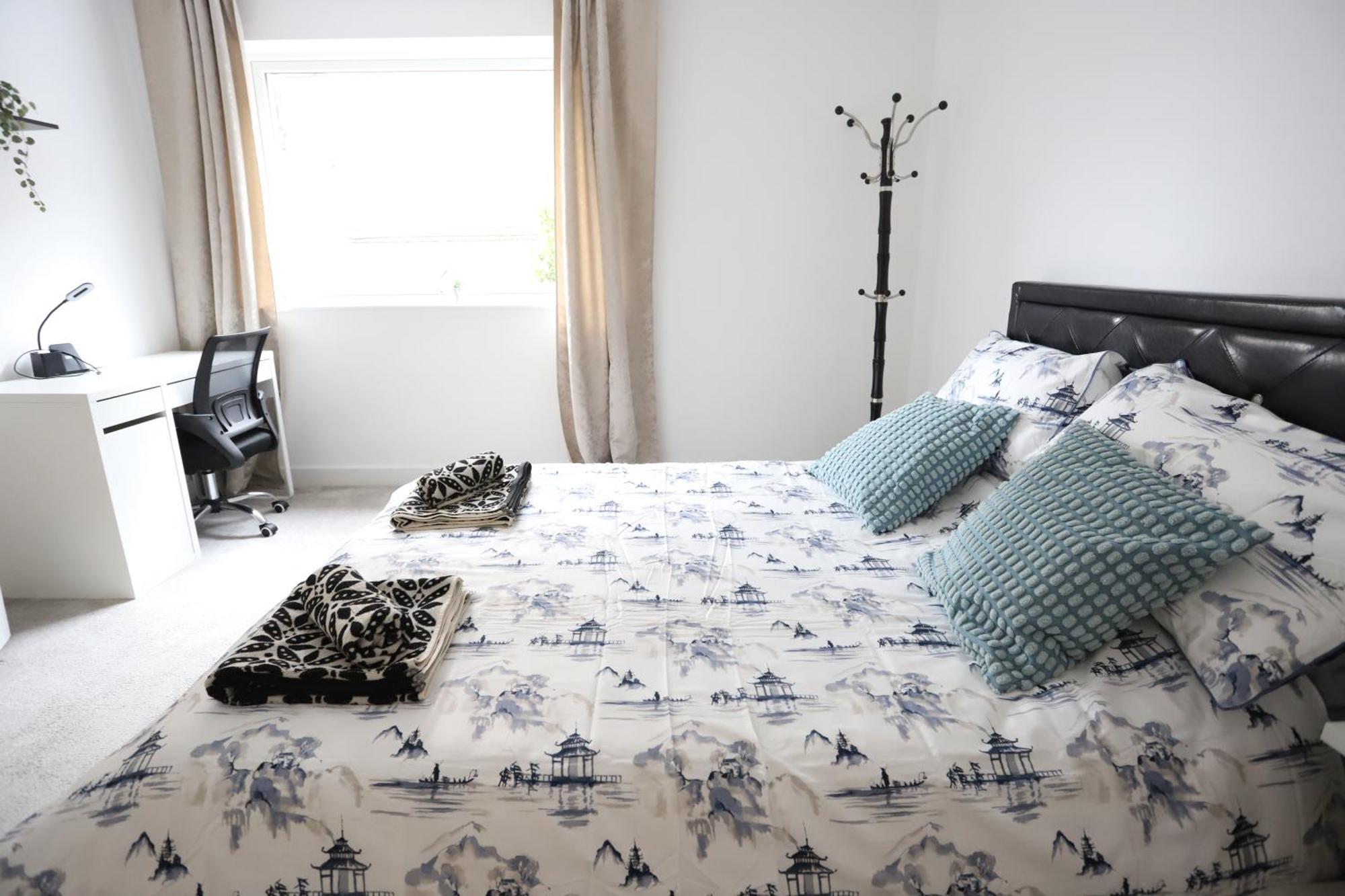 Spacious 3-Story Retreat With Rooftop Terrace And Modern Amenities Londra Esterno foto