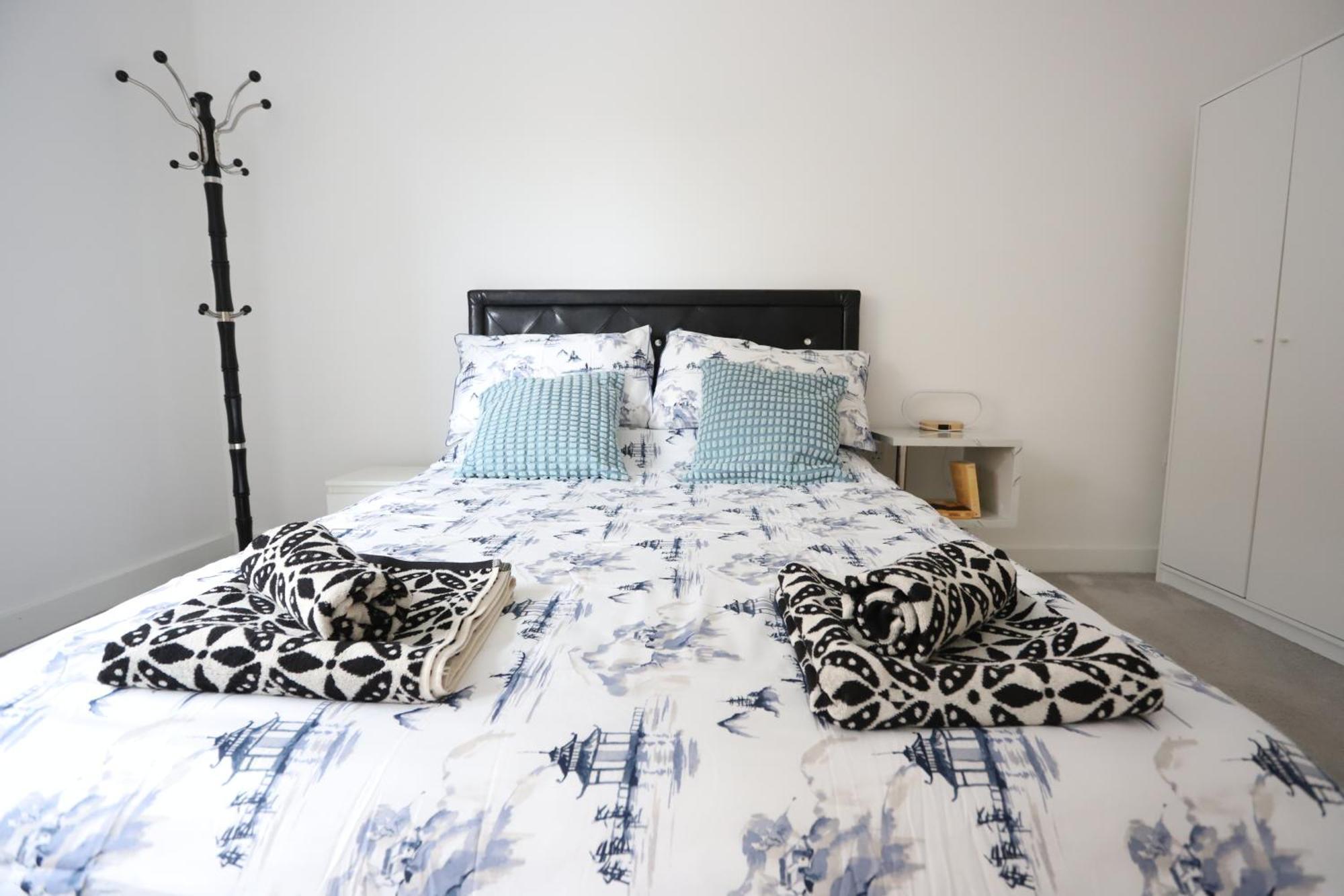 Spacious 3-Story Retreat With Rooftop Terrace And Modern Amenities Londra Esterno foto