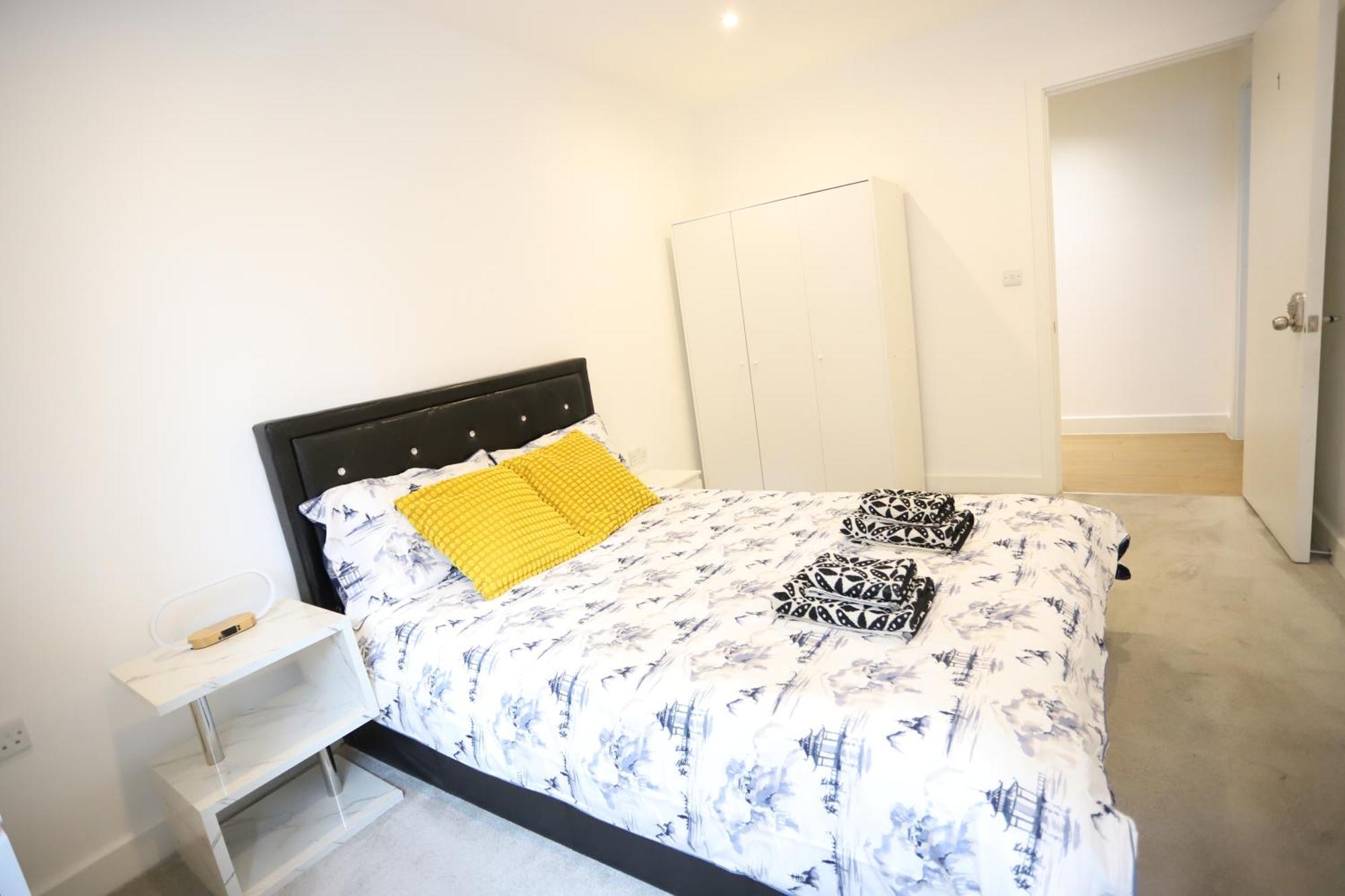 Spacious 3-Story Retreat With Rooftop Terrace And Modern Amenities Londra Esterno foto