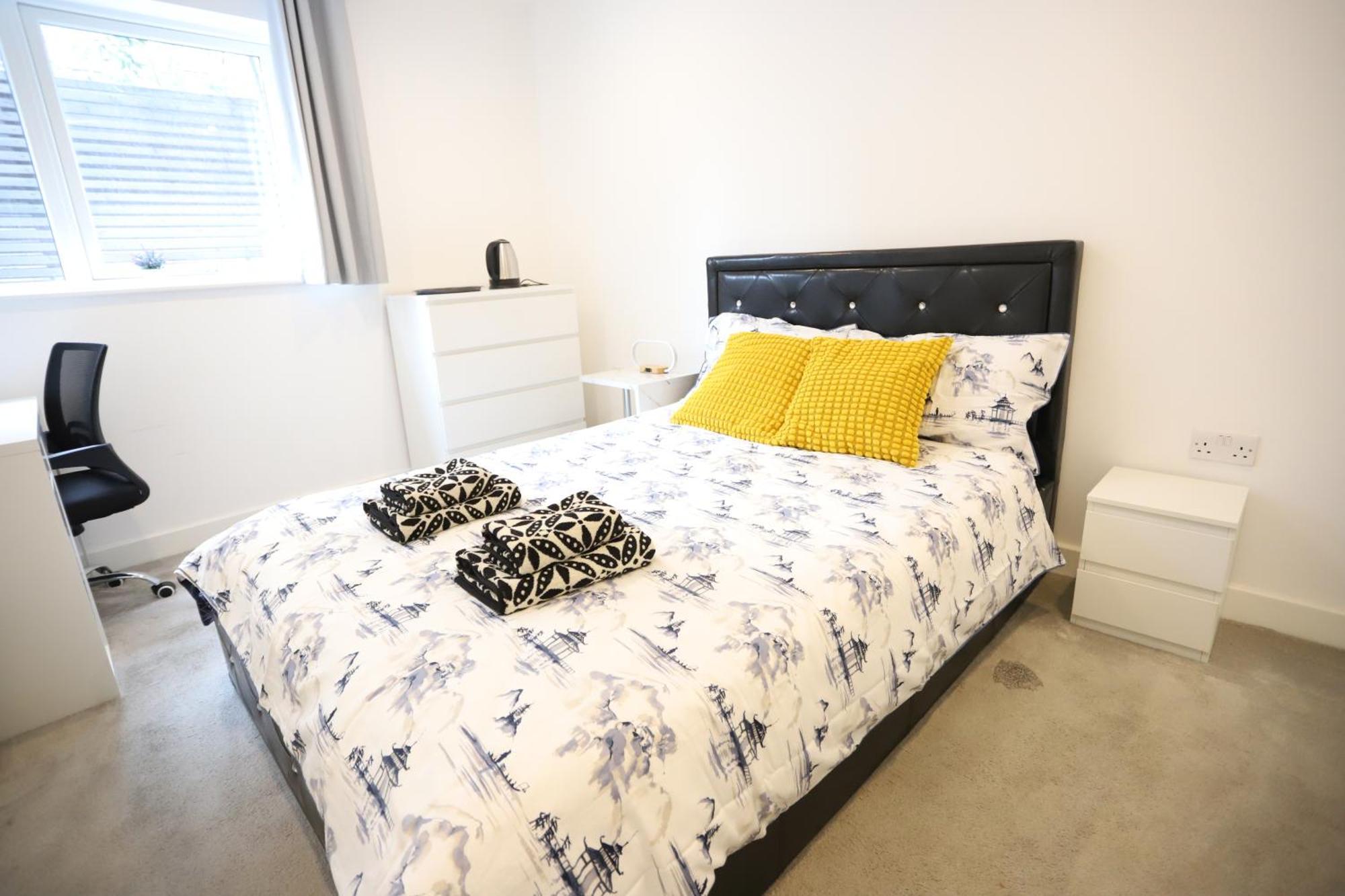 Spacious 3-Story Retreat With Rooftop Terrace And Modern Amenities Londra Esterno foto